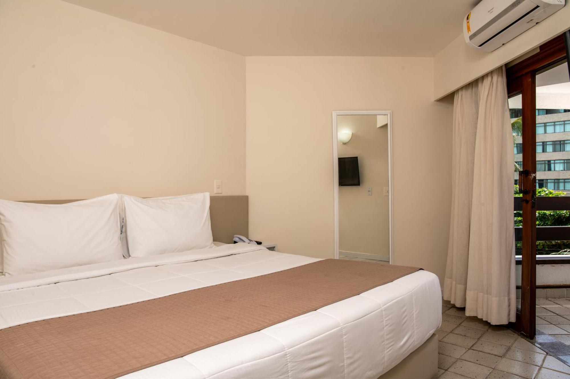 Apartamento com sala de estar e vista do mar